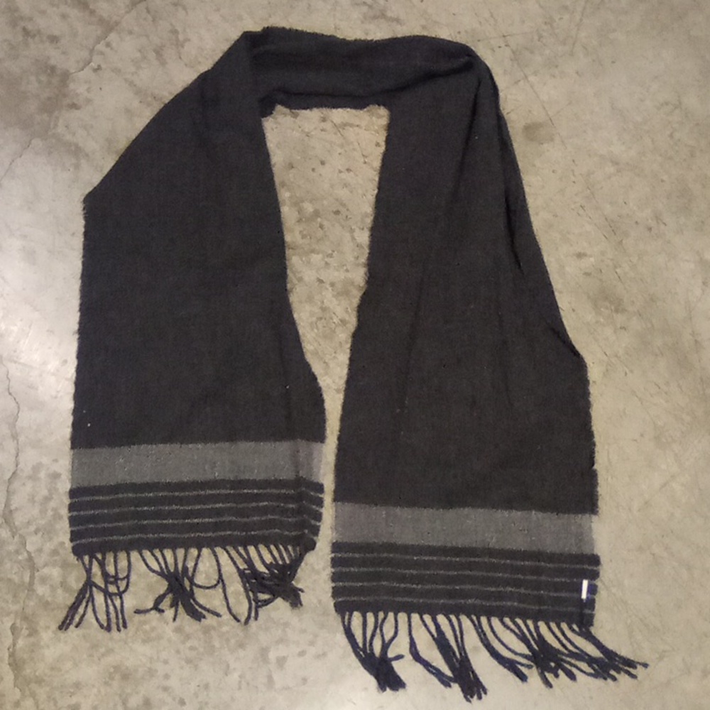 FIDEL VERTASLATE SOPHISTICATION: DARK GRAY DESIGNER WOOL SCARF